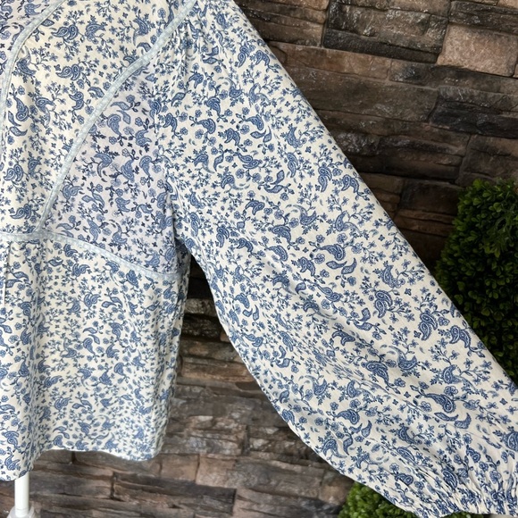 Old Navy Floral Blue and White Blouse - Picture 7 of 13